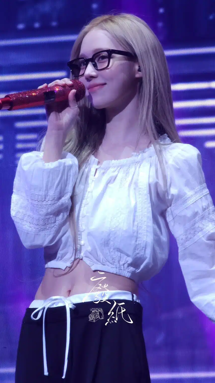 콘서트 사첵에 안경 윈터 등장