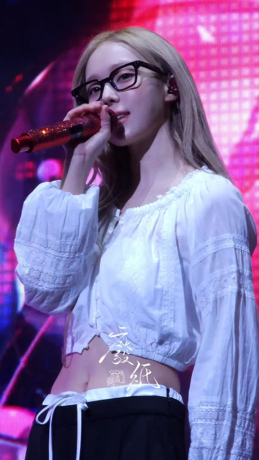 콘서트 사첵에 안경 윈터 등장