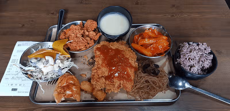 강남 돈까스, 제육 무한 리필 8,800원