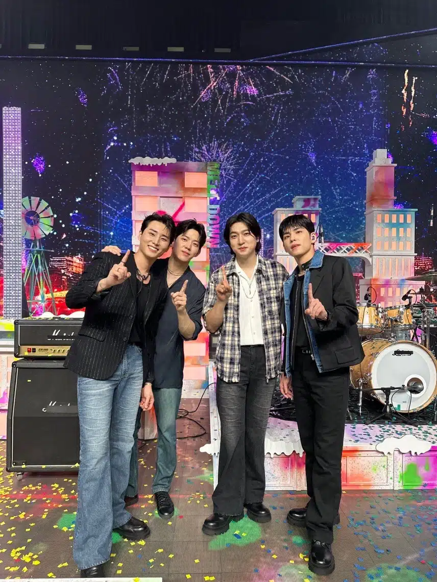 데이식스 컴백 첫무대 엠카 착장