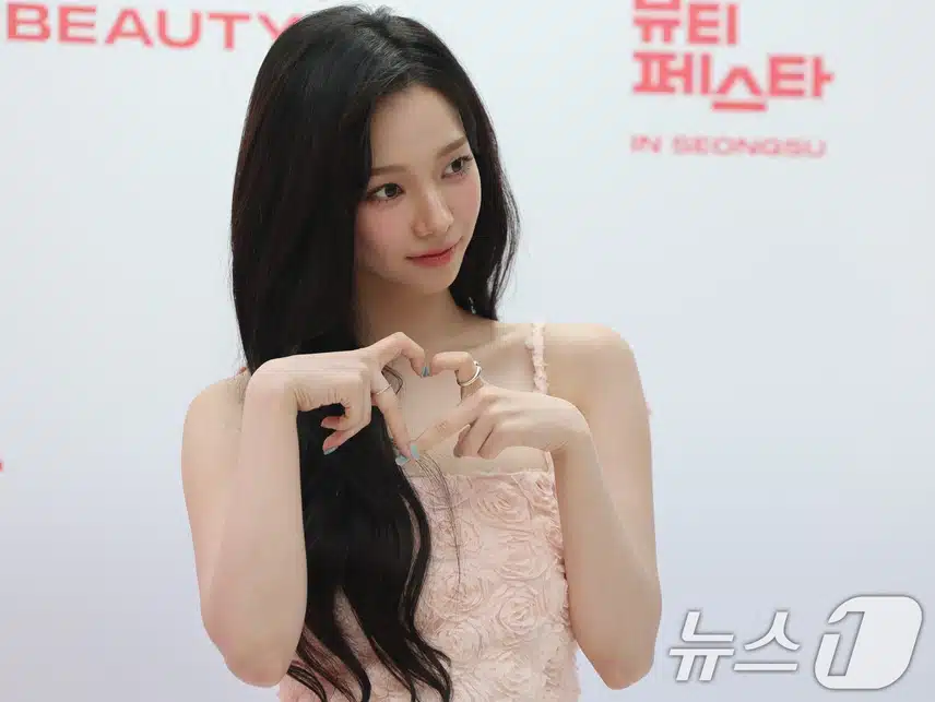 손 하트 만드는 카리나 
