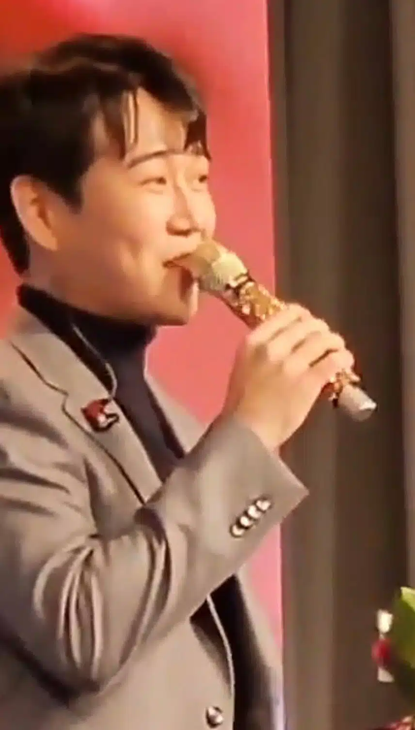 황영웅 가수님 영상을 뉴욕에 내걸고 싶어요