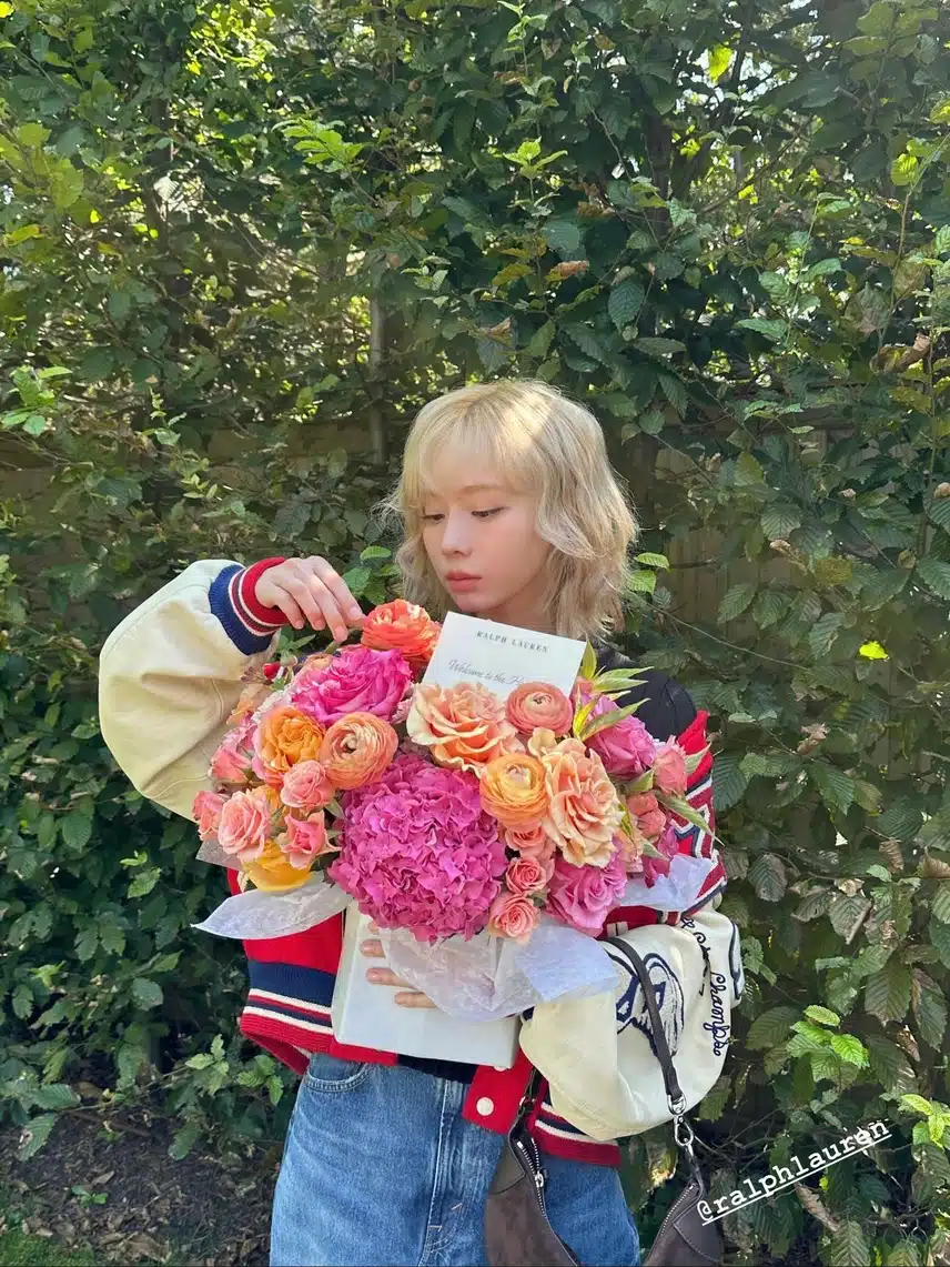 꽃다발과 윈터의 조합 최상!