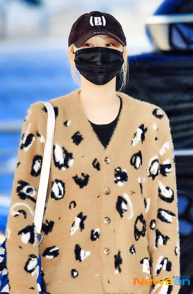 호피무늬 가디건 입은 지젤