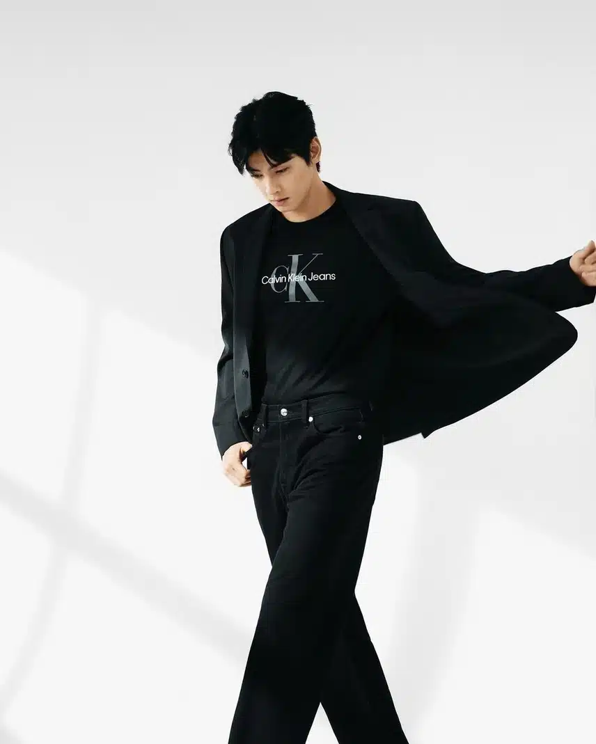 Cha Eun-woo si diletta anche con Calvin Klein