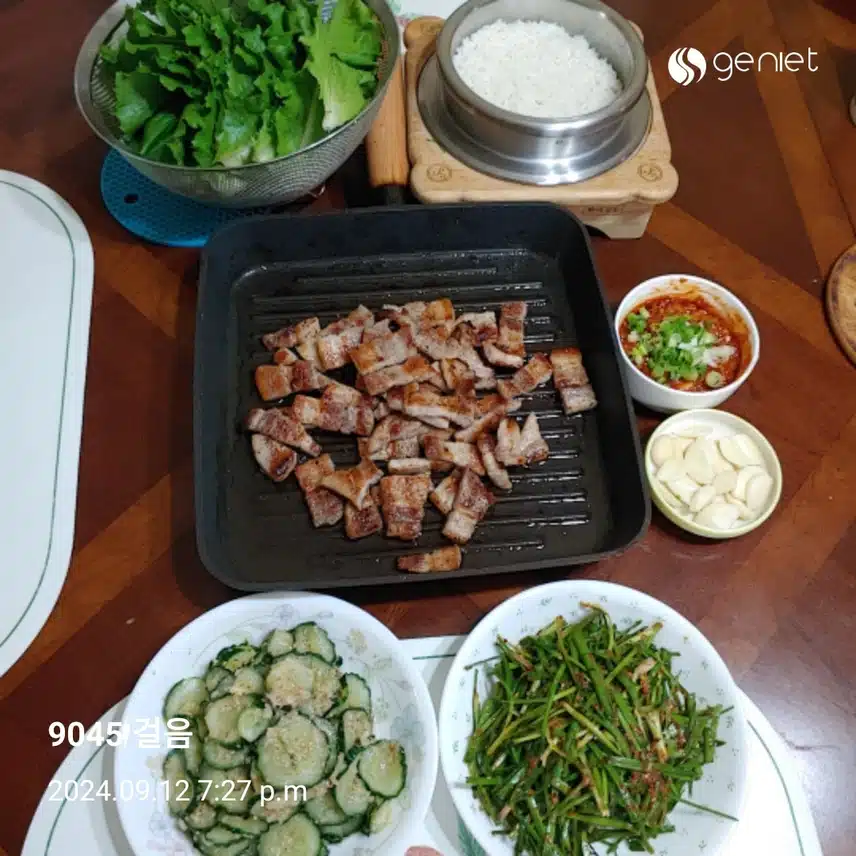 저녁은 삼겹살구이와 상추쌈 