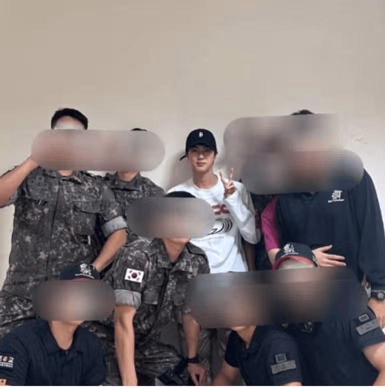 방탄소년단 진, 전역 후 부대 찾아 후임들과 재회 