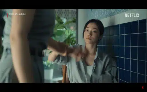 넷플릭스 아무도없는숲속에서 흥미진진하네요