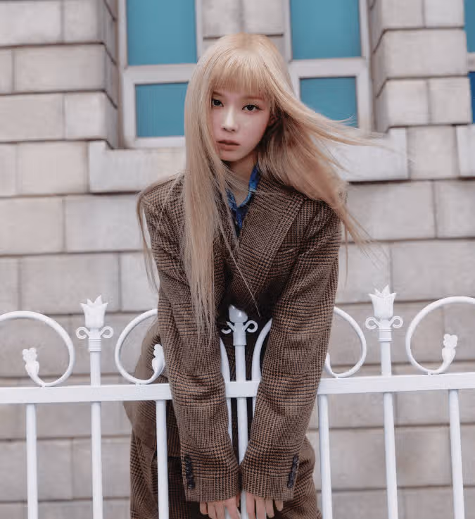 코스모폴리탄은 윈터와 함께한 10월호 커버 화보