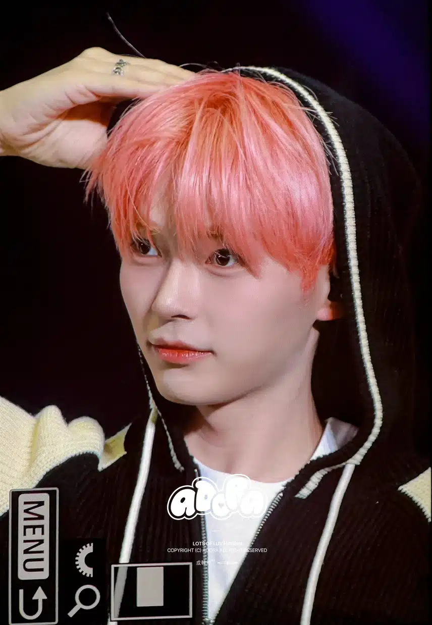 핑크 염색한 한빈이🩷