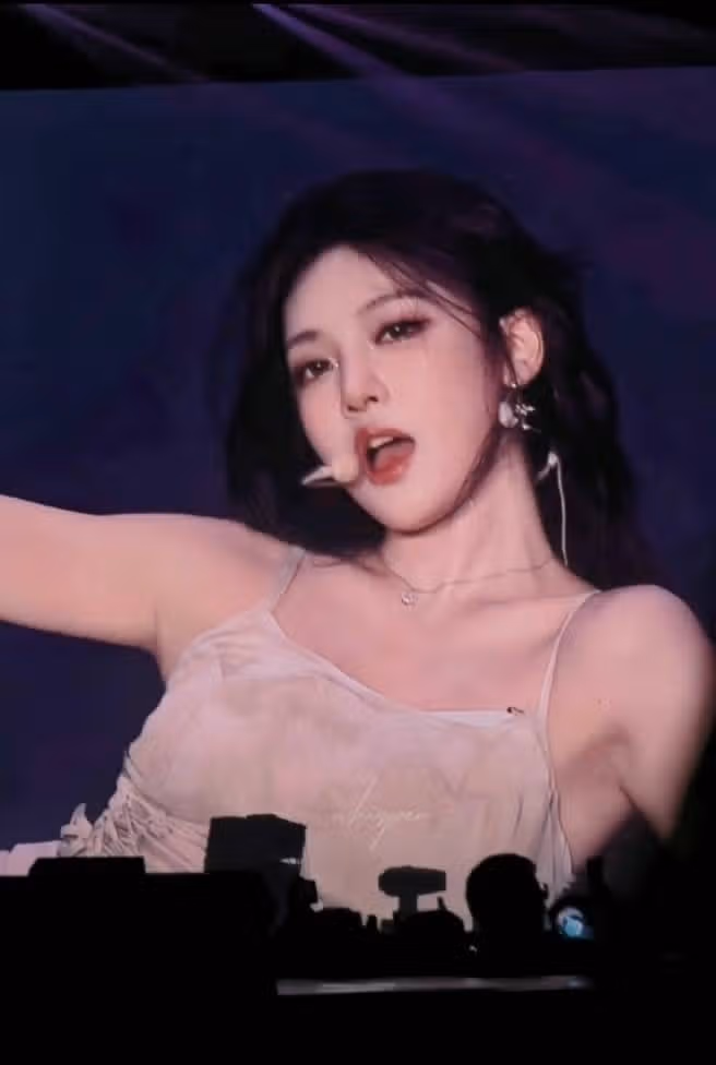 전광판 닝닝은 비주얼을 찢어