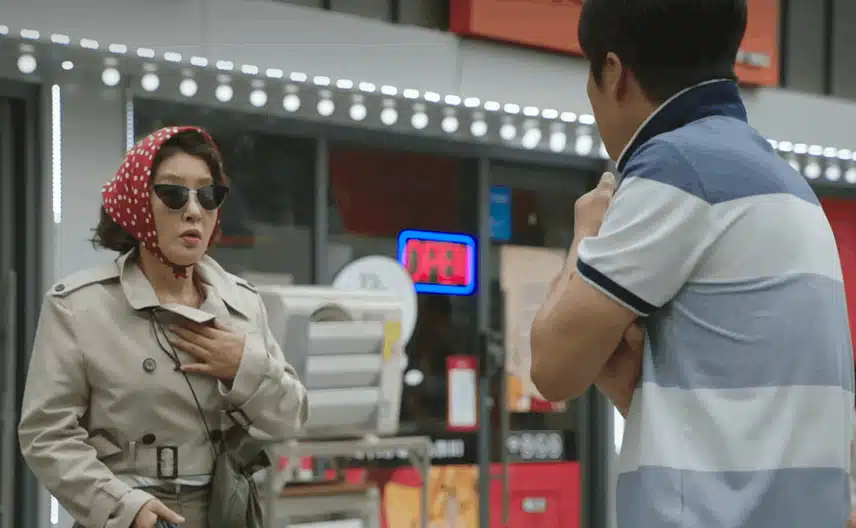석류엄마가 변장하고 다른 가게 줄서서 떡복이 사는것과 그걸 본 석류아빠 모습  마음 아픔