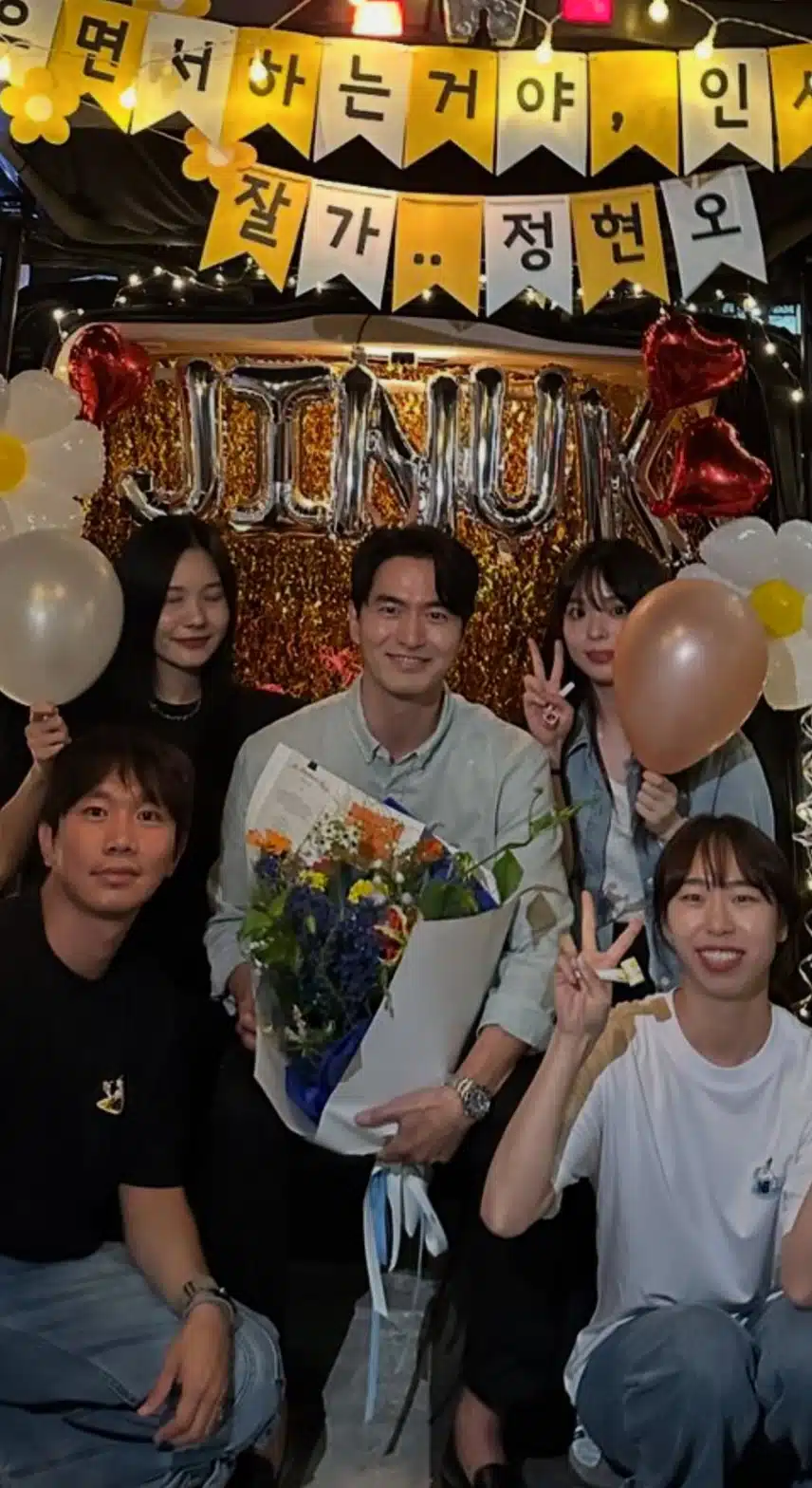 스탭분들이 정현오와의 마지막을 축하해줬어요