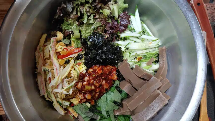 도토리묵사발로 저녁 먹었어요.