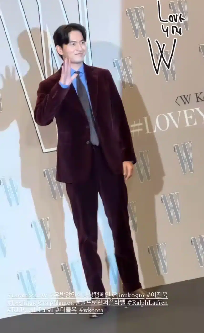이진욱의 로봇같은 미소가 너무 웃기네요