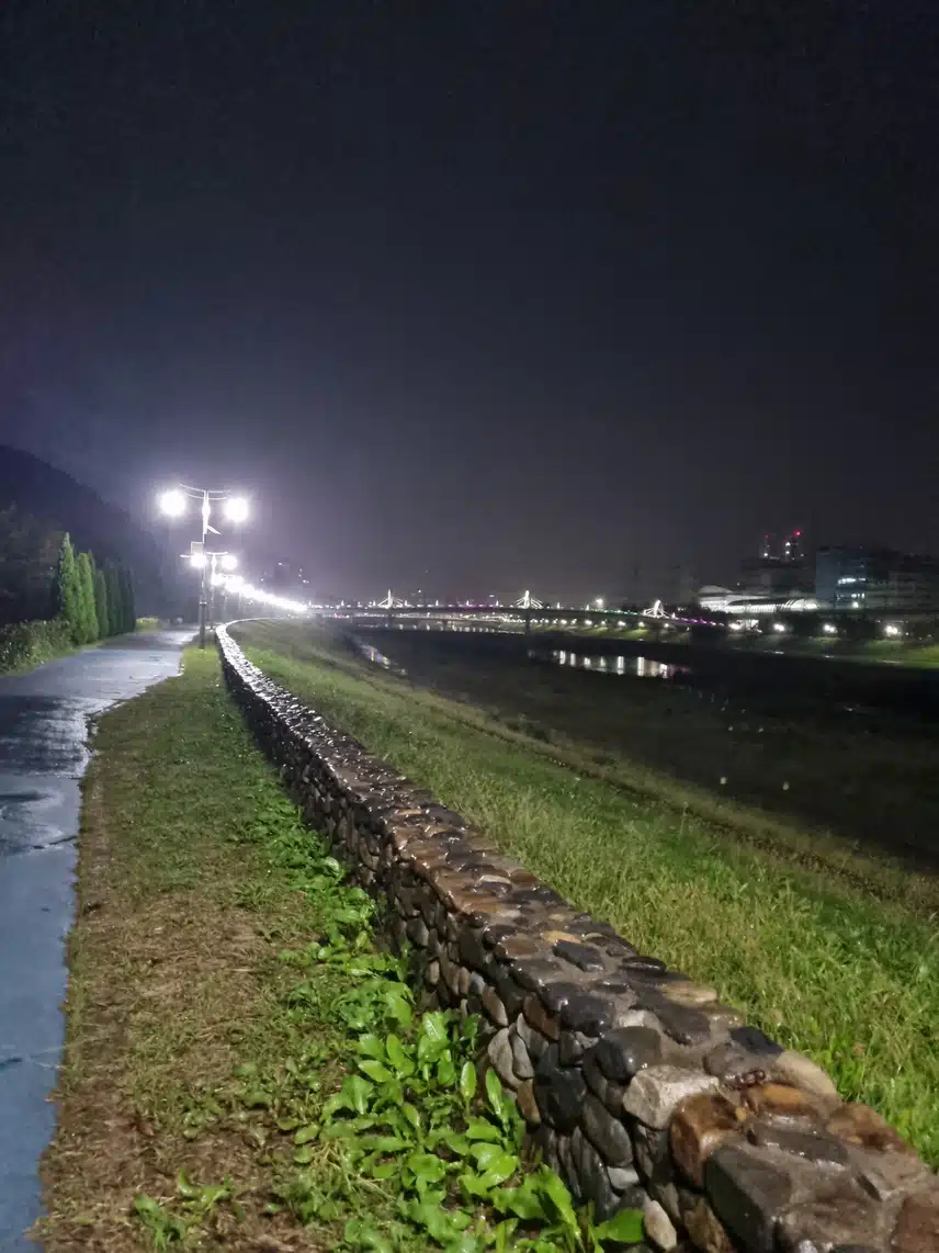    우산 쓰고 걷기 