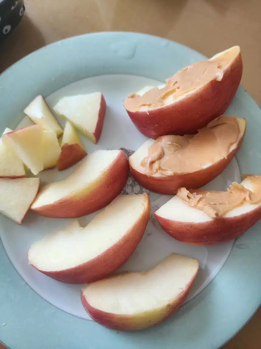 아침 사과 멍멍이와 함께 먹어요