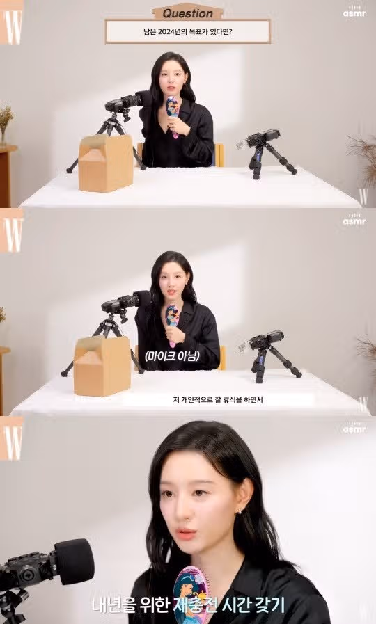 빗을 마이크처럼 쓰는 귀여운 김지원
