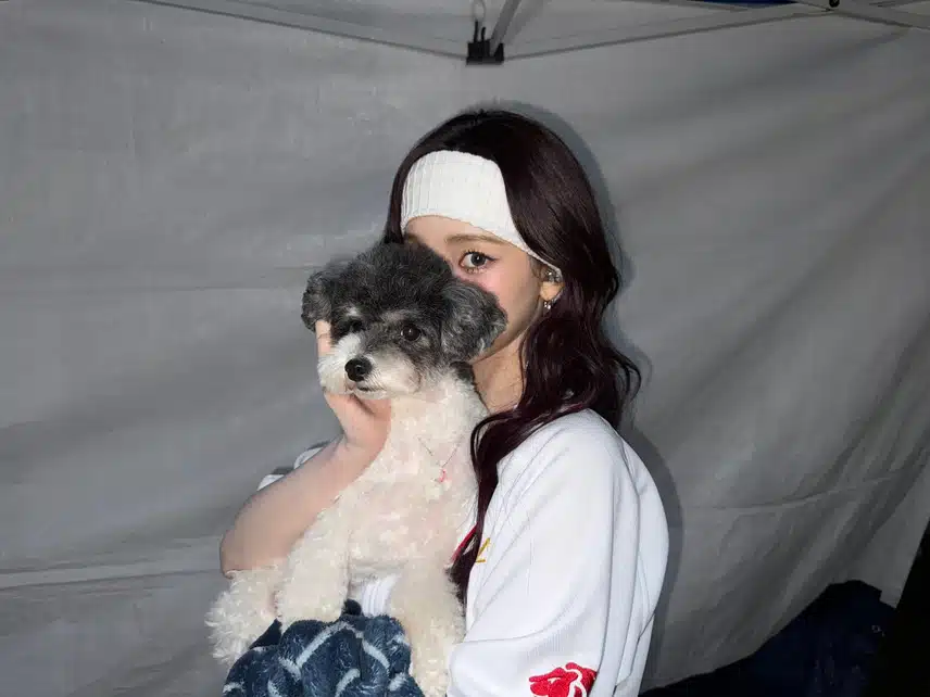 귀엽냐고 물어보면서 강아지랑 찍은 사진 보여주는 카리나