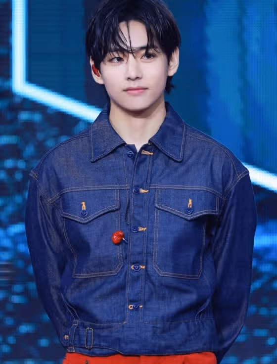 Foto-Foto V BTS 2024: Gambar Terbaru dan Wallpaper Memukau Kim Taehyung