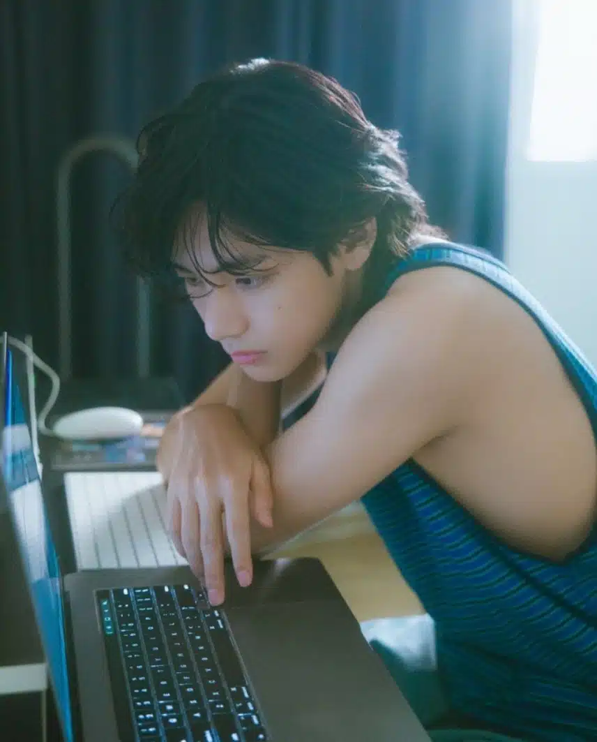 Foto-Foto V BTS 2024: Gambar Terbaru dan Wallpaper Memukau Kim Taehyung