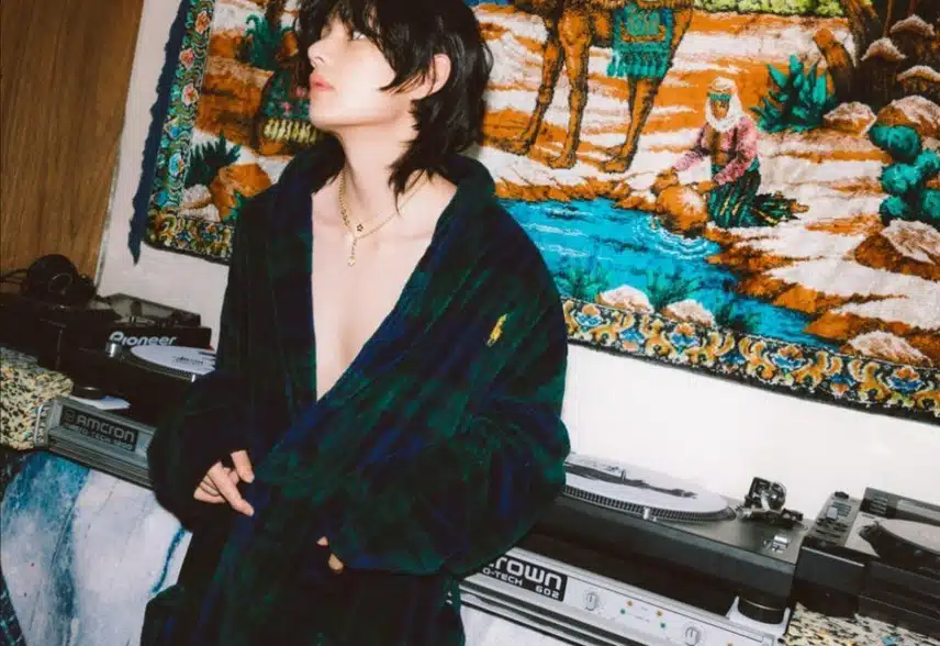 Foto-Foto V BTS 2024: Gambar Terbaru dan Wallpaper Memukau Kim Taehyung