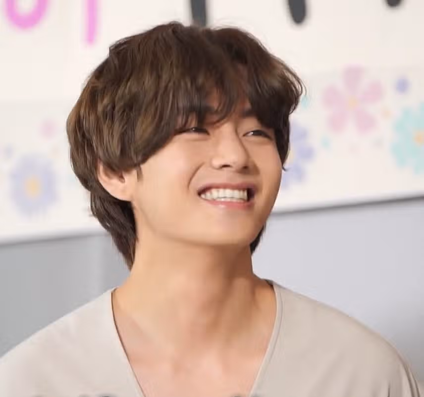 Foto-Foto V BTS 2024: Gambar Terbaru dan Wallpaper Memukau Kim Taehyung