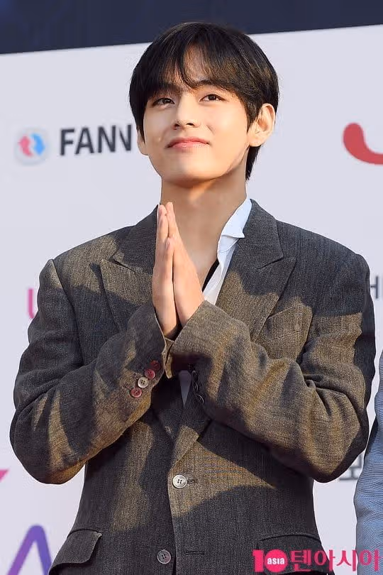 Foto-Foto V BTS 2024: Gambar Terbaru dan Wallpaper Memukau Kim Taehyung