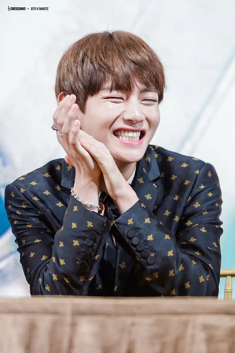 Foto-Foto V BTS 2024: Gambar Terbaru dan Wallpaper Memukau Kim Taehyung