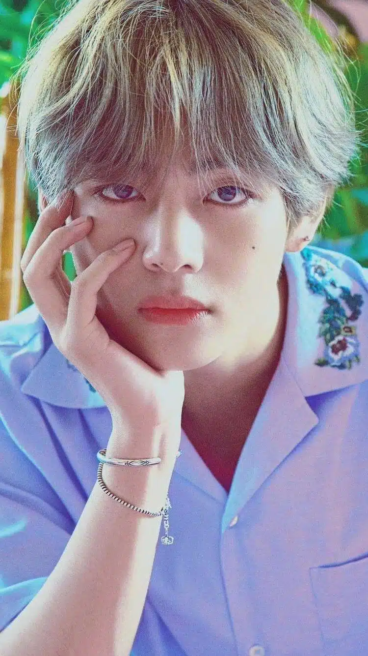 Foto-Foto V BTS 2024: Gambar Terbaru dan Wallpaper Memukau Kim Taehyung