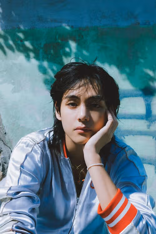 Foto-Foto V BTS 2024: Gambar Terbaru dan Wallpaper Memukau Kim Taehyung