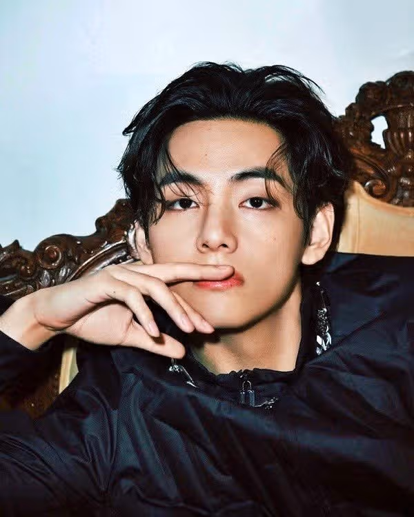 Foto-Foto V BTS 2024: Gambar Terbaru dan Wallpaper Memukau Kim Taehyung