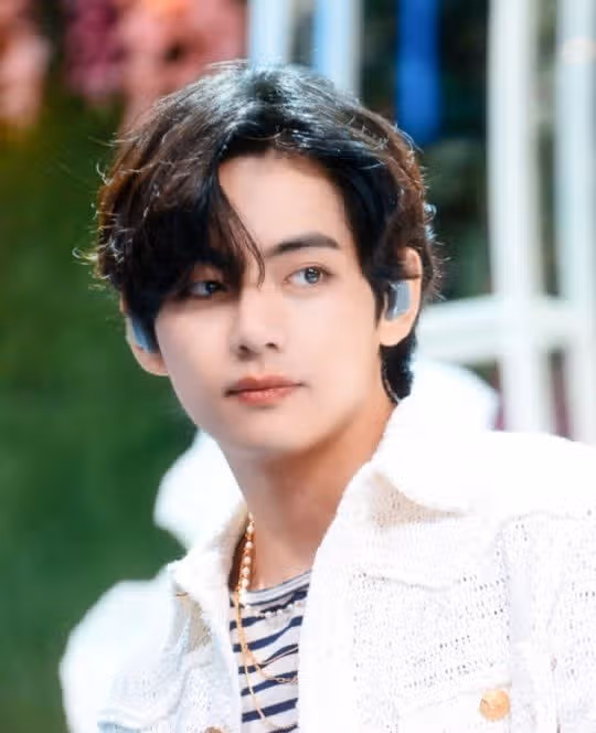 Foto-Foto V BTS 2024: Gambar Terbaru dan Wallpaper Memukau Kim Taehyung