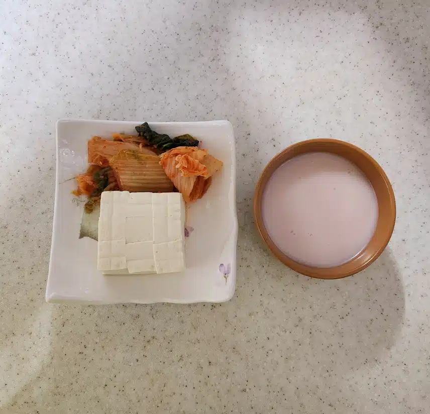 간식 먹어요 두부 김치에 막걸리 한잔해요