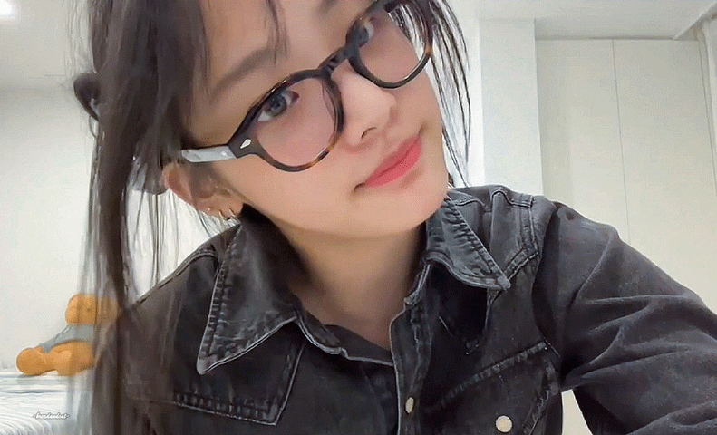안경 쓴 민지 님 분위기 색다르고 예쁘네요 