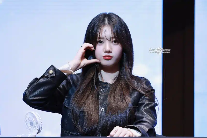 팬싸인회 현장속 베이비몬스터 로라 모습