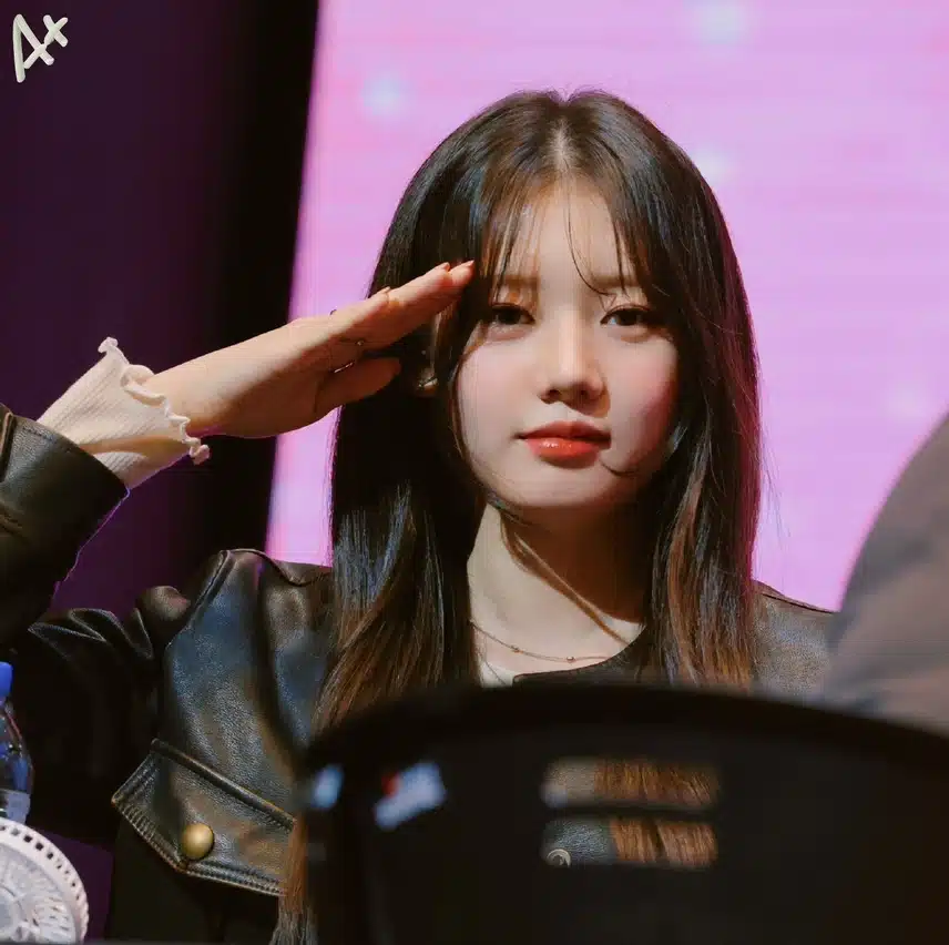 팬싸인회 현장속 베이비몬스터 로라 모습