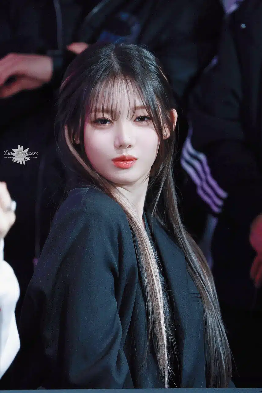팬싸인회 현장속 베이비몬스터 로라 모습