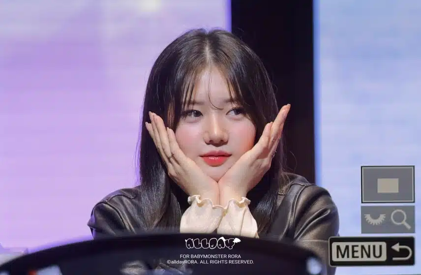 팬싸인회 현장속 베이비몬스터 로라 모습