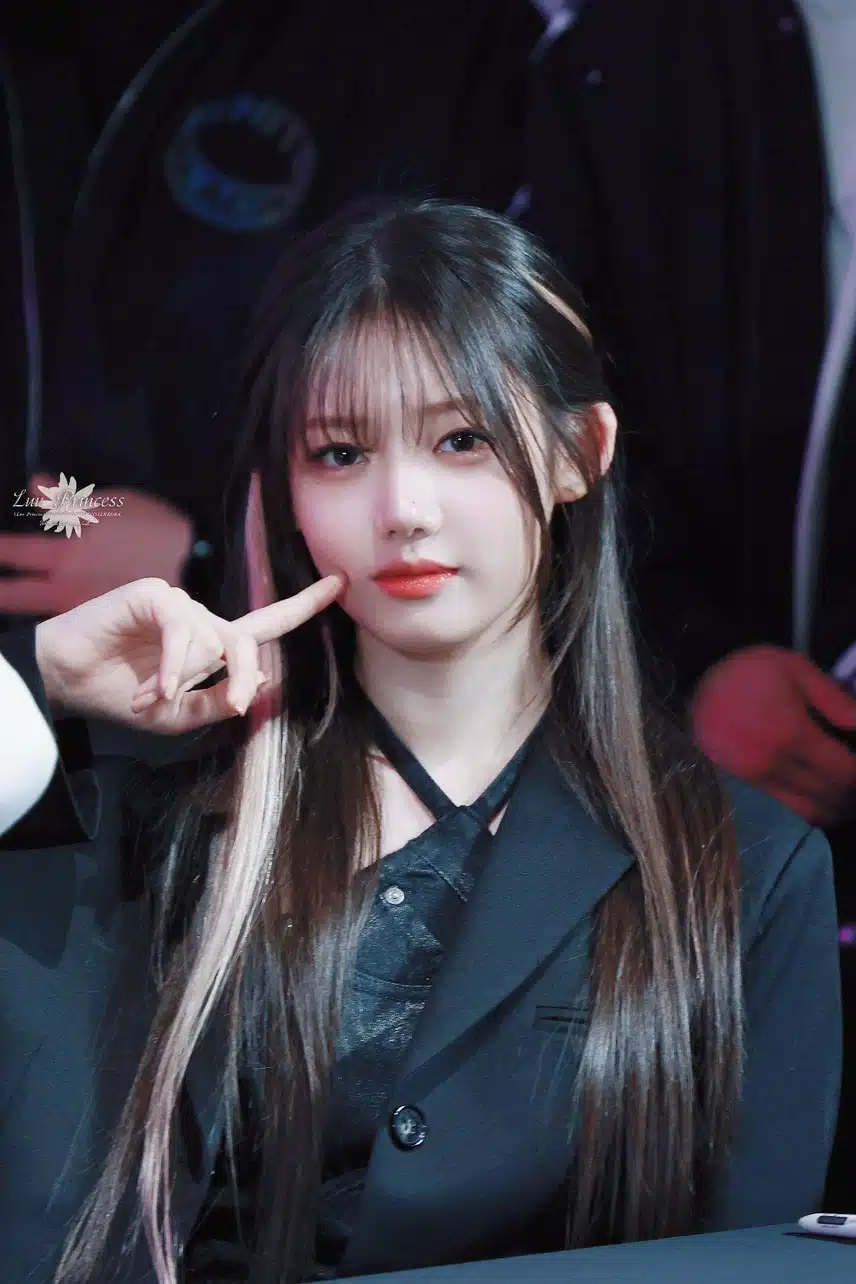 팬싸인회 현장속 베이비몬스터 로라 모습