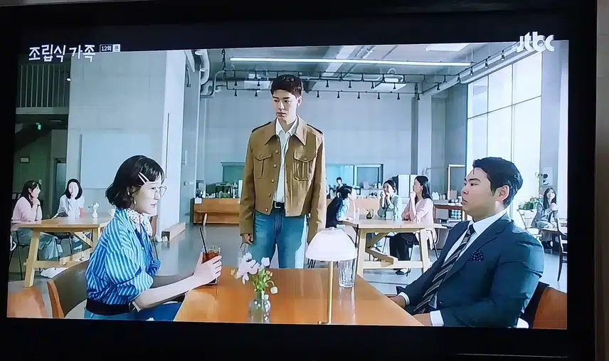 달이  선보는 데 달이화장 너무 웃기네요그때 나타난해준이 너무멋지네요.