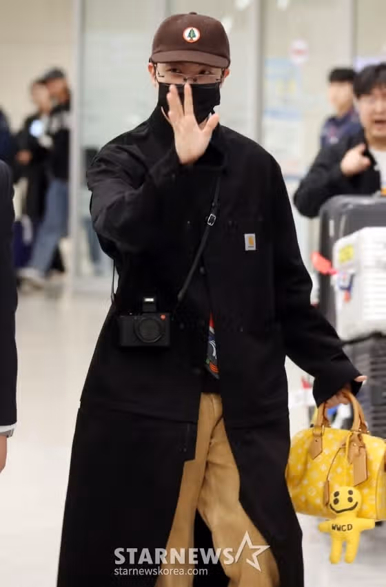 Photo de J-Hope à l'aéroport après avoir terminé son programme à l'étranger  