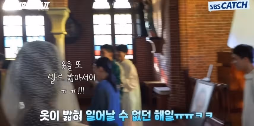 상연이 업는 장면 옷을 밟아서 자꾸 엔지나네요