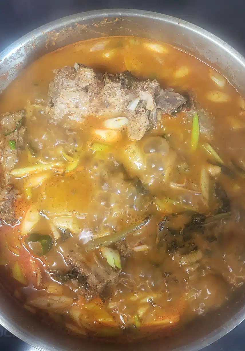 돼지등뼈 감자탕 푹 꿇였네요.