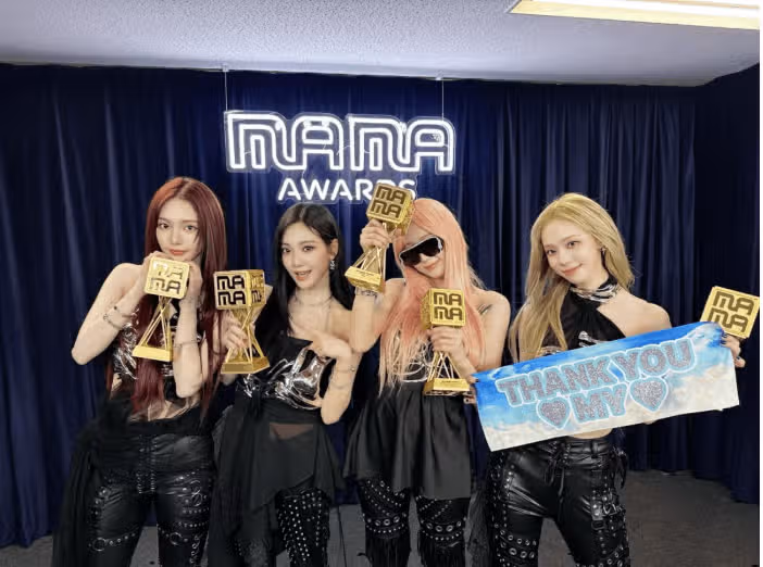 에스파, 양 손이 무거워…2024 MAMA 6관왕