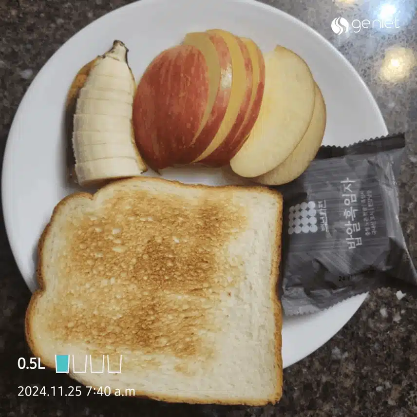 간단하게 아침을 챙기네요