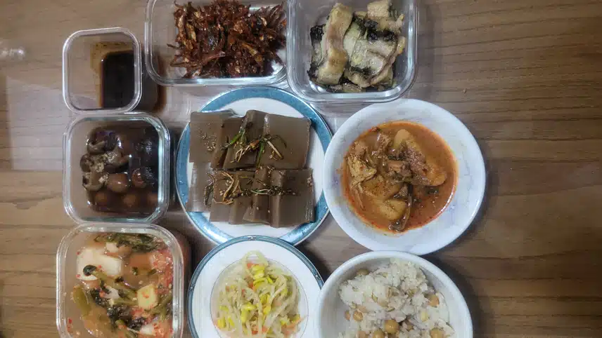 남편 저녁상 차리네요.