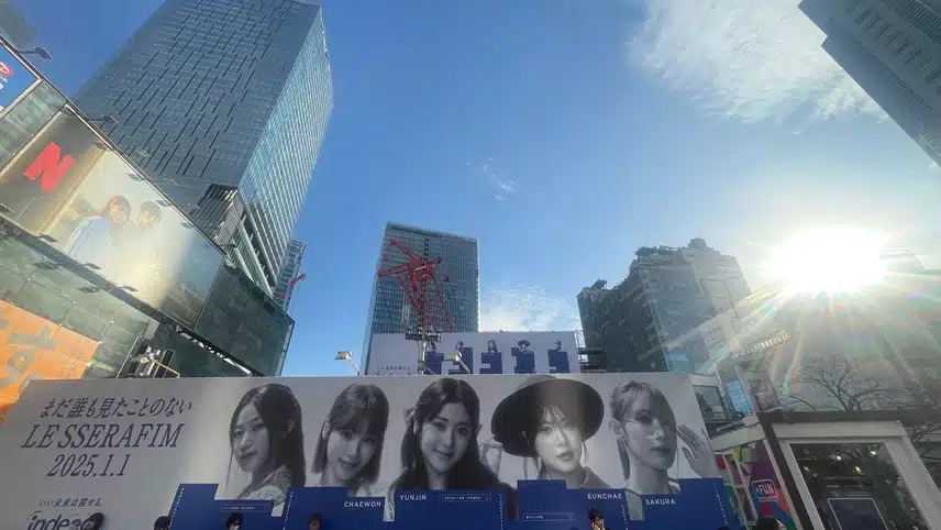 시부야 르세라핌 광고판 앞에 나타난 르세라핌