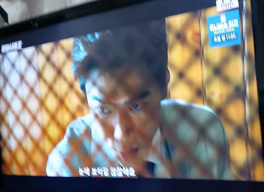 김해일 신부한테 고해성사하는 김홍식