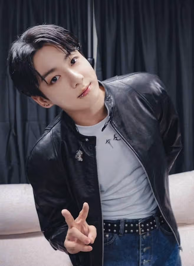 BTS Jungkook Đứng Cạnh Bạn Người Nổi Tiếng Toàn Cầu